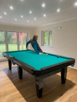 luxusný biliardový stôl na mieru pre Metelku detail masívnej konštrukcie profesionálny biliard výrobca biliard.sk